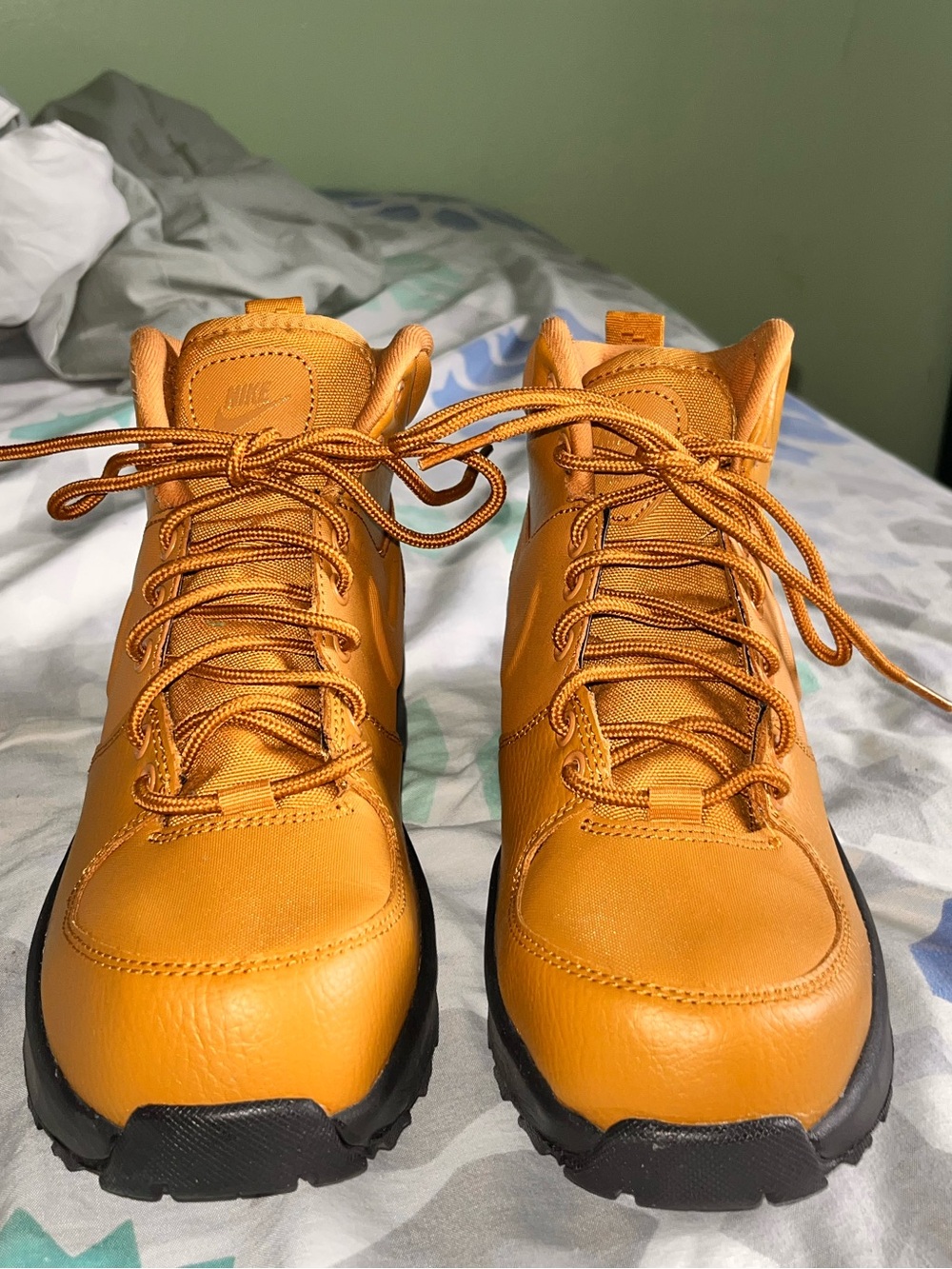 Nike Tan/Black Outdoor Boots